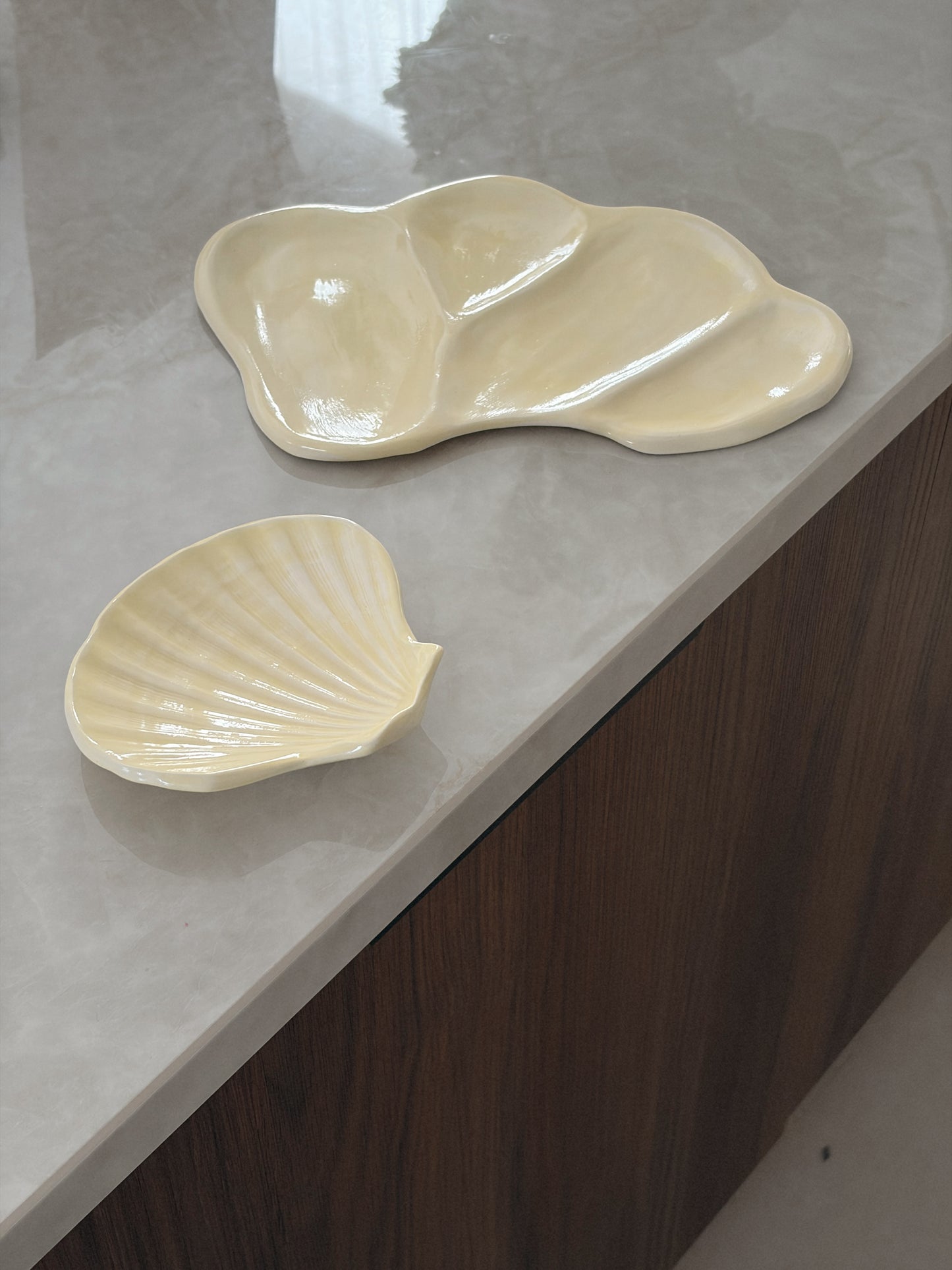 plateau organique en céramique - butter yellow