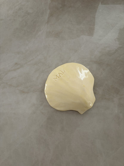 coquillage en céramique - butter yellow