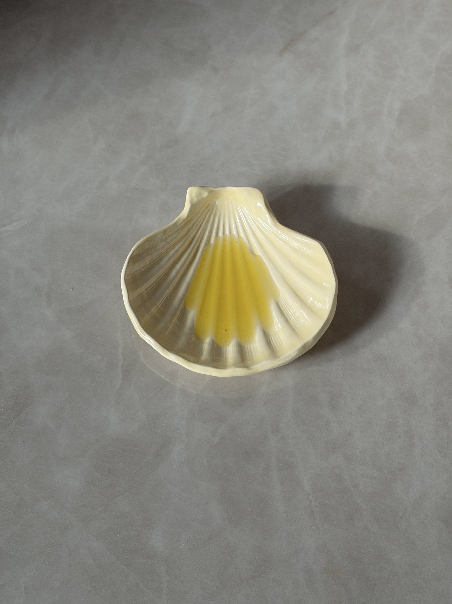 coquillage en céramique - butter yellow