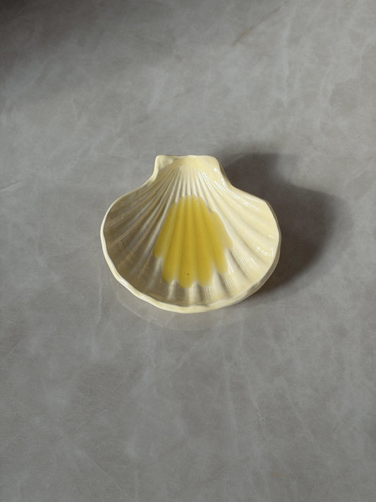 coquillage en céramique - butter yellow