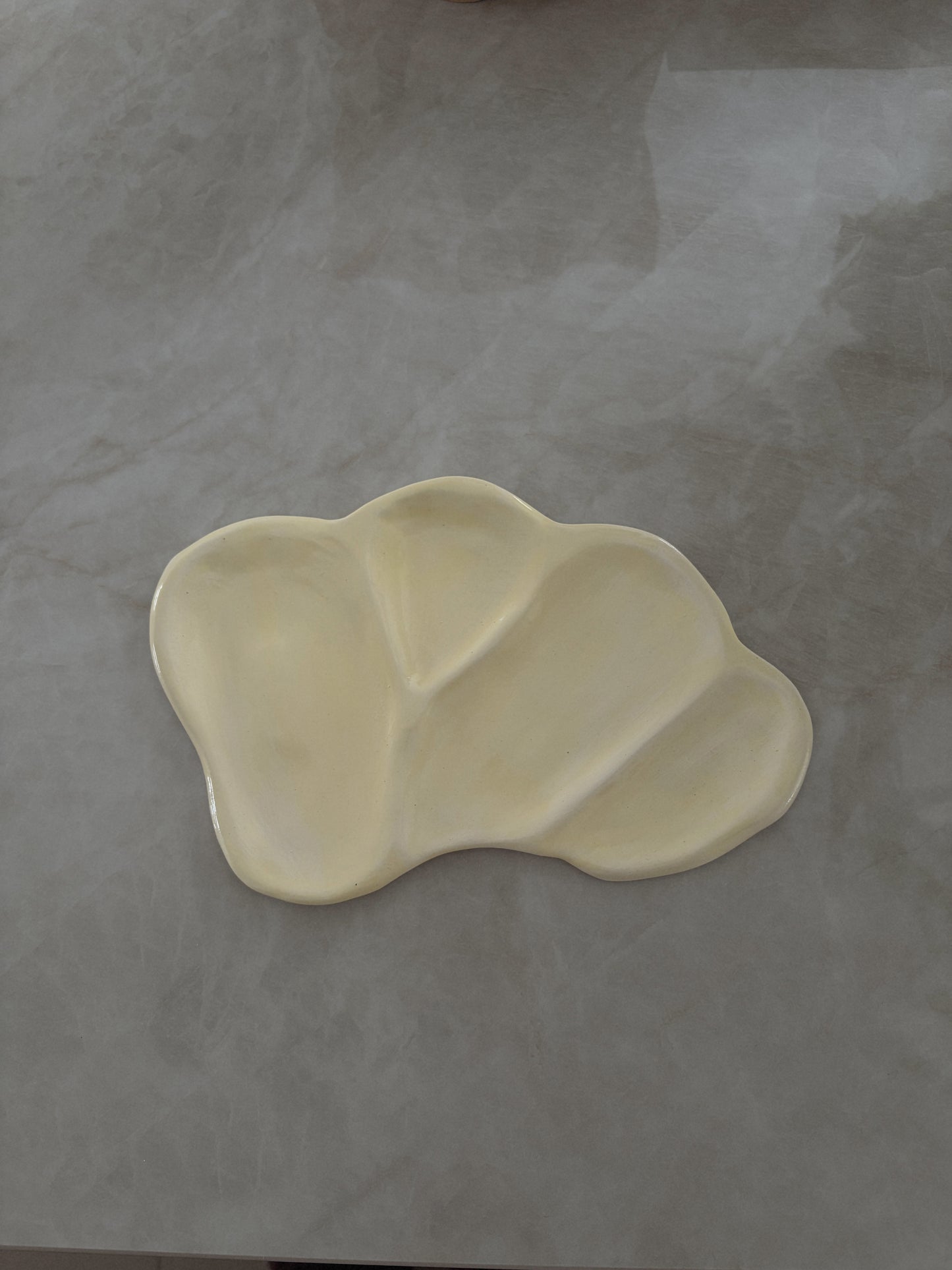 plateau organique en céramique - butter yellow