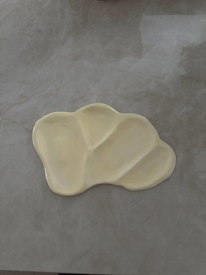 plateau organique en céramique - butter yellow