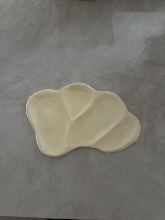 plateau organique en céramique - butter yellow