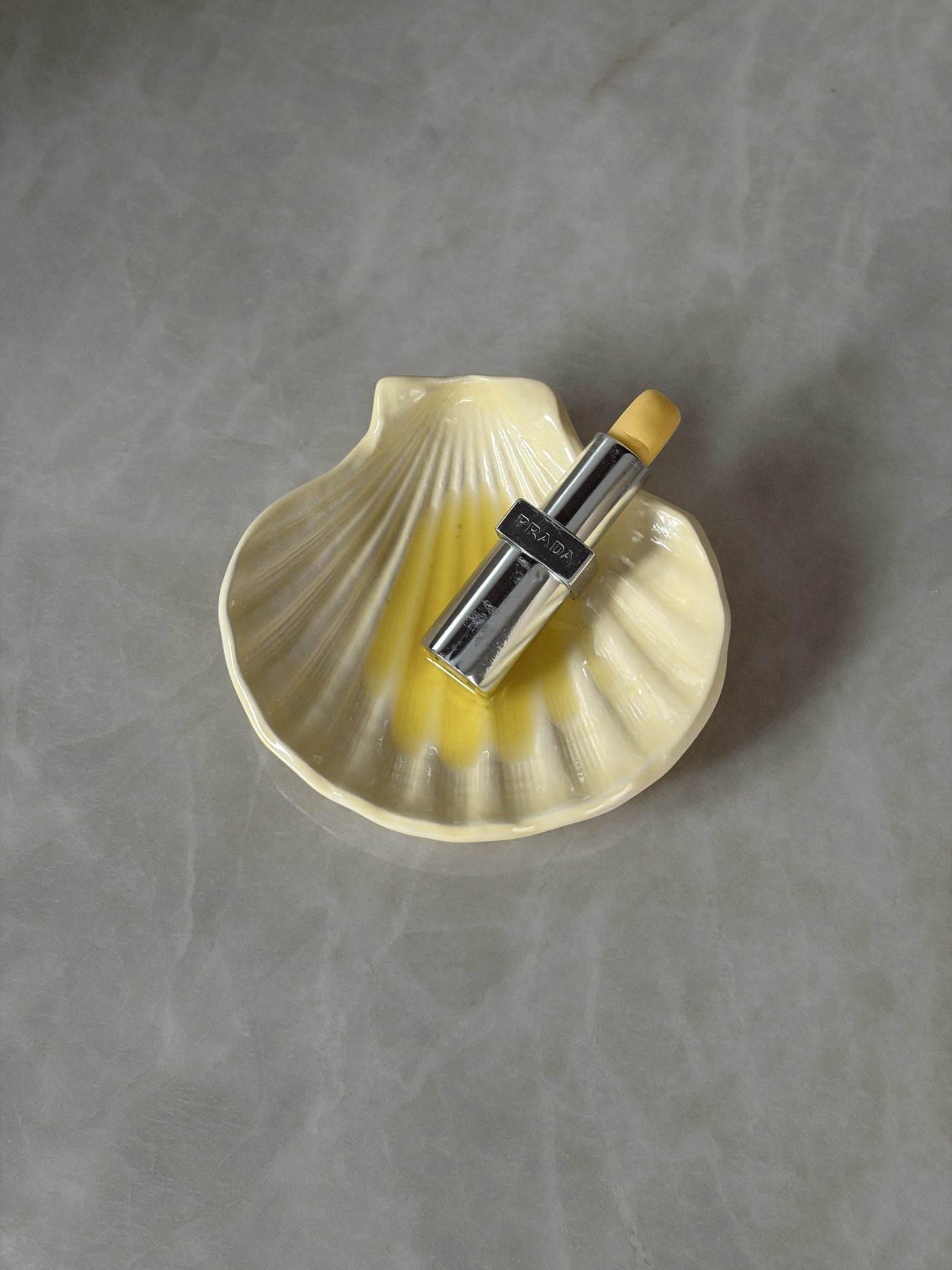 coquillage en céramique - butter yellow